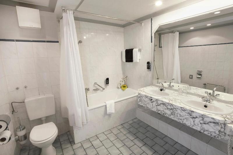 Double Room image 4