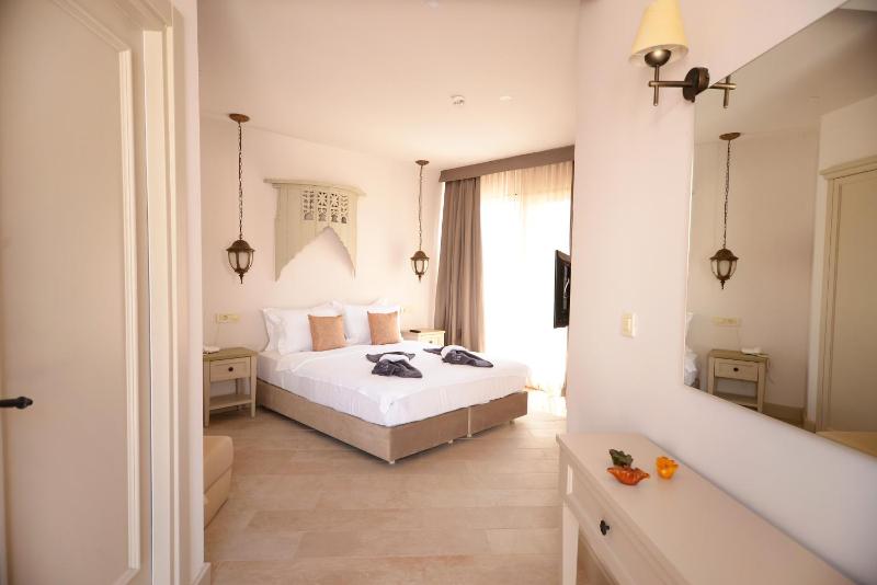 Junior Suite with Pool View image 1