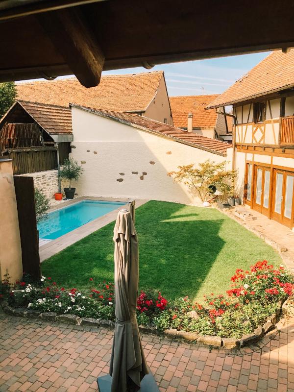 Double Room with Pool View image 4