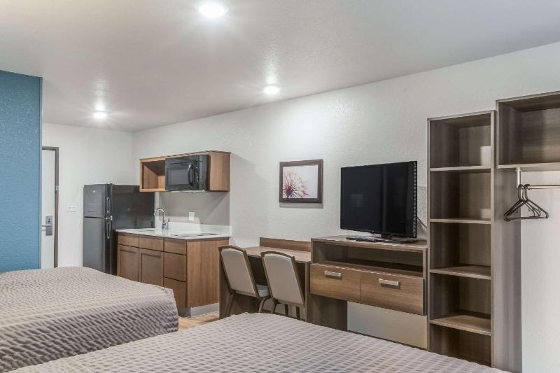 Queen Room with Two Queen Beds - Accessible/Non Smoking image 2