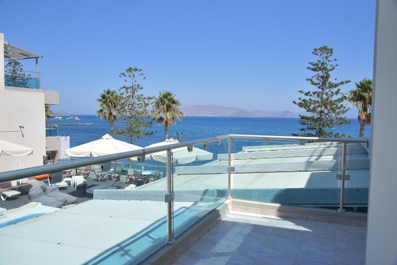 Two Room Apartment Suite with Sea View and Pool View (6 Adults) image 3
