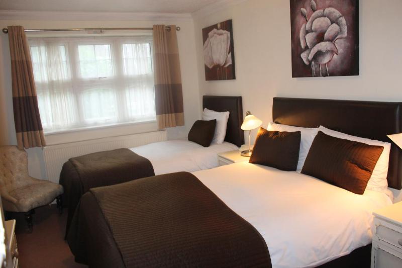 Large Double Room image 3
