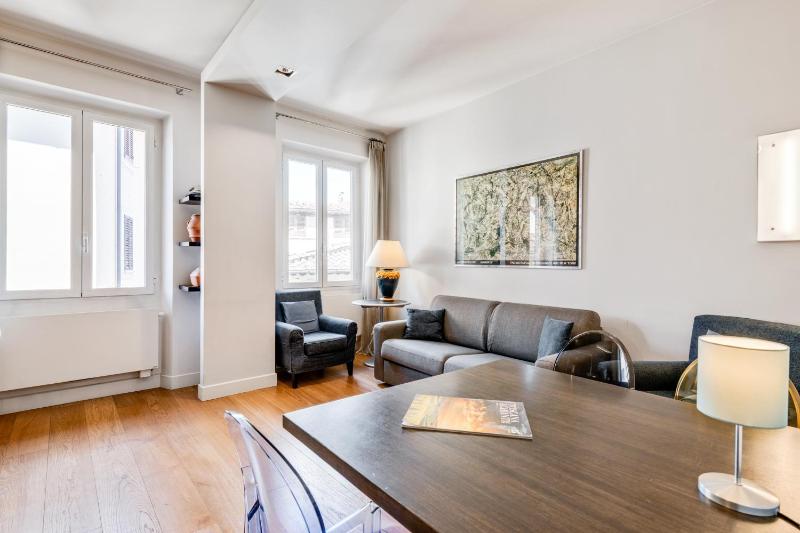 GuestHost - Piazza Santa Croce Design Apartment with Balcony - image 9