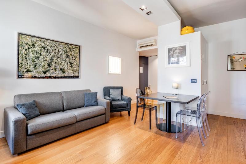 GuestHost - Piazza Santa Croce Design Apartment with Balcony - image 6