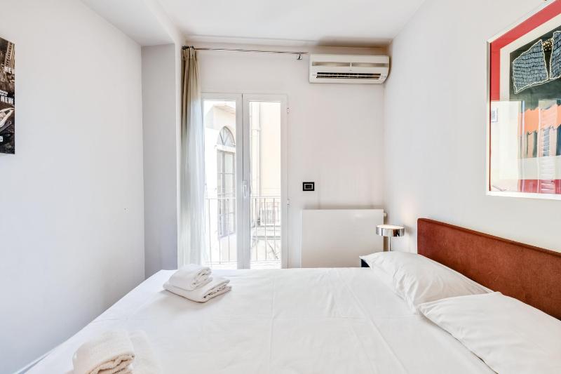 GuestHost - Piazza Santa Croce Design Apartment with Balcony - image 10