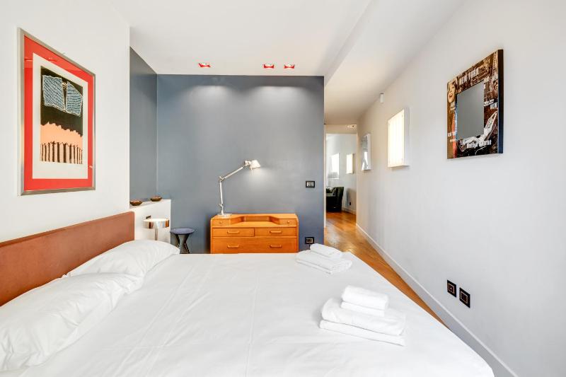 GuestHost - Piazza Santa Croce Design Apartment with Balcony - image 15