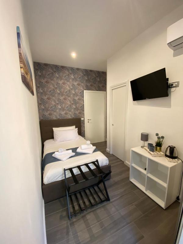 Deluxe King Room image 3