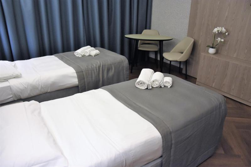 Twin Room image 4