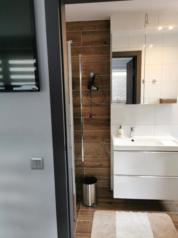 Deluxe Two-Bedroom Apartment image 3