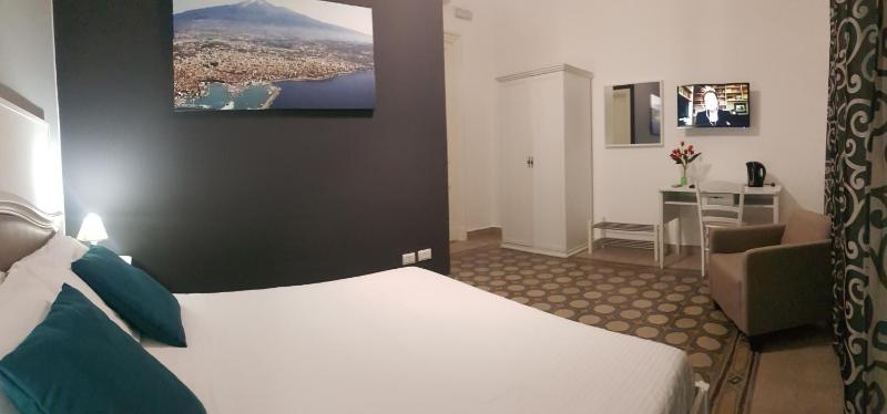 Deluxe Double Room with Side Sea View image 1