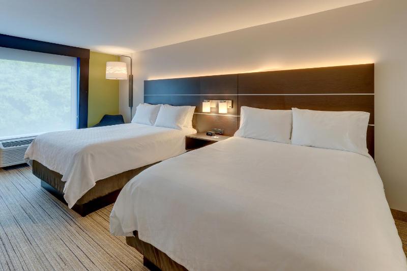 Standard Double Room with Two Double Beds image 2