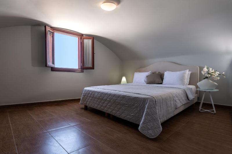 Family Suite (2 Adults + 2 Children) - Split Level image 2