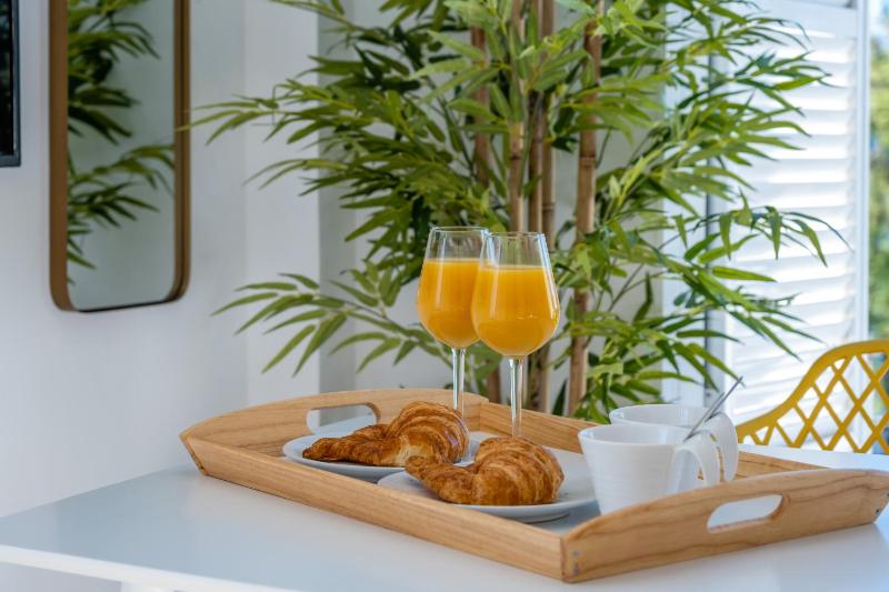 Studio Apartment with Sea View image 4