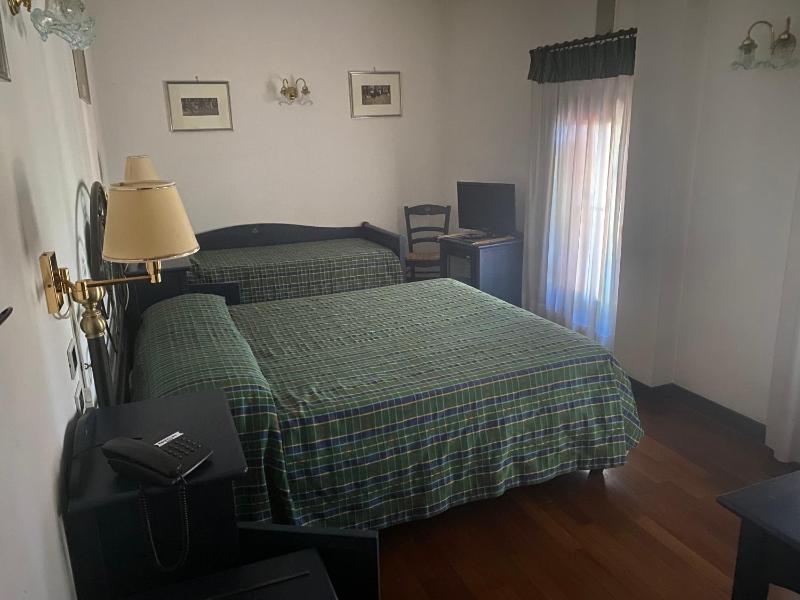 Deluxe Room image 2