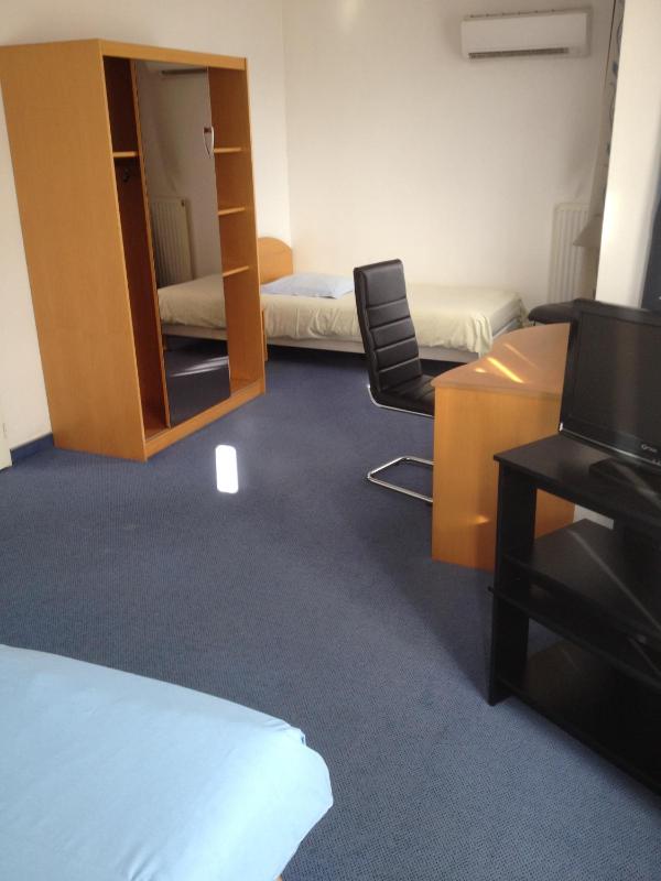 Twin Room image 4