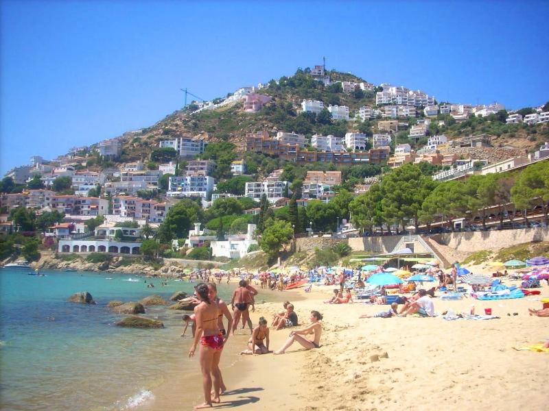 Apart-rent Apartamento Francesc Macia 1º 2002 con wifi cerca de la playa - image 18