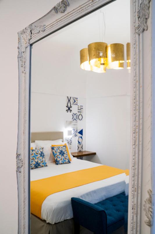 Deluxe King Room image 4