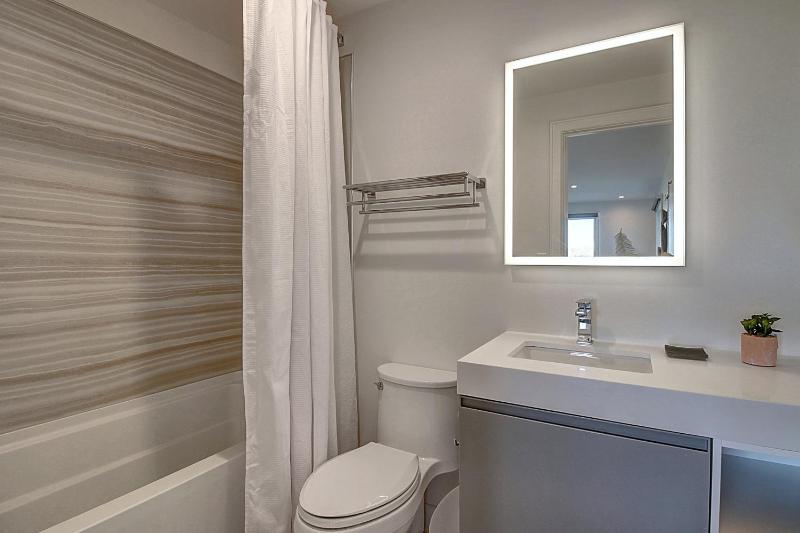 King Suite with Balcony image 3