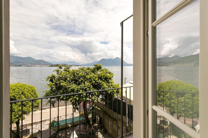Deluxe Double or Twin Room with Balcony and Lake View image 3