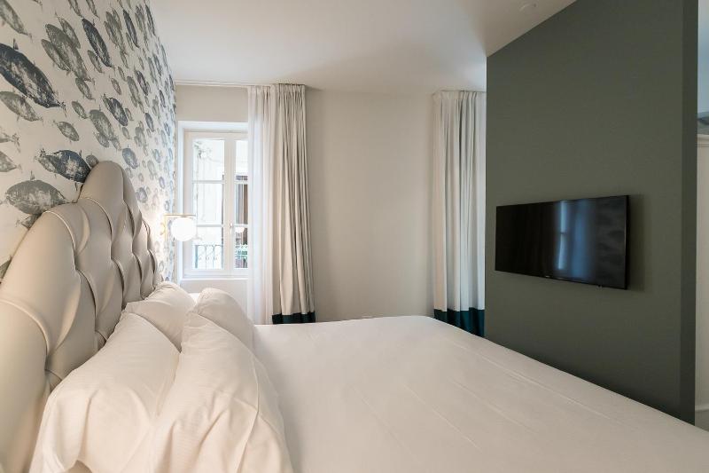 Deluxe Double or Twin Room with City View image 3