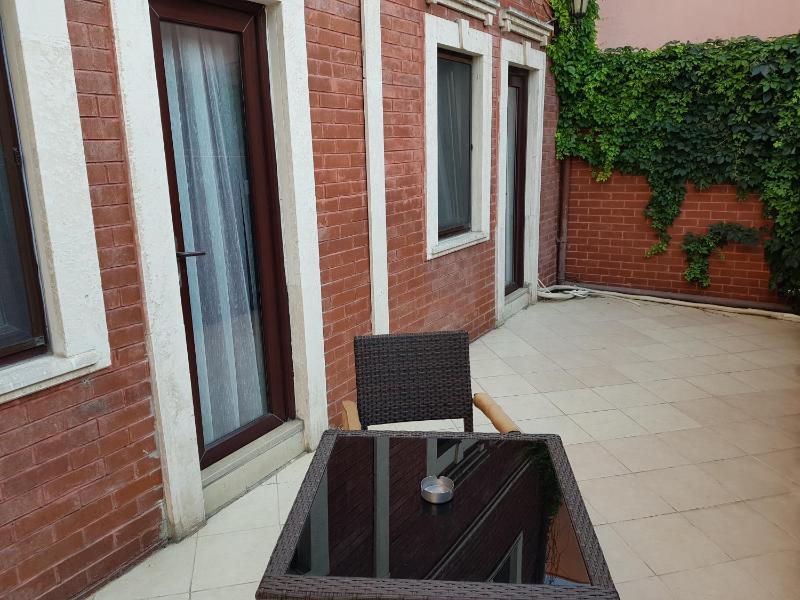 Studio with Balcony image 2