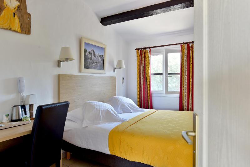 Quadruple Room with Bathroom image 4