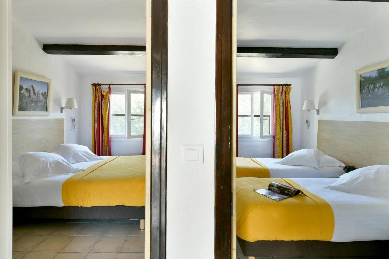 Quadruple Room with Bathroom image 1