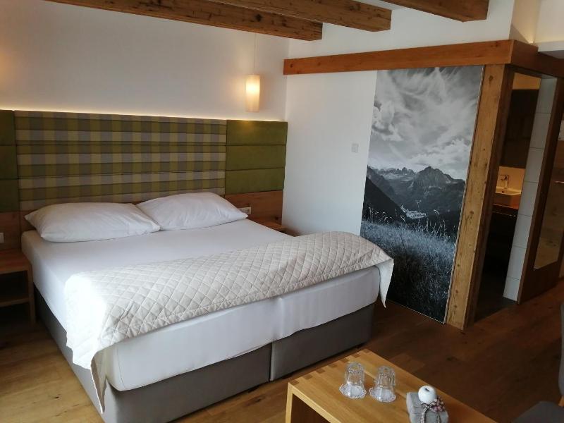 Double or Twin Room with Balcony image 3