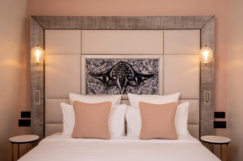 Executive Room with Courtyard View image 2