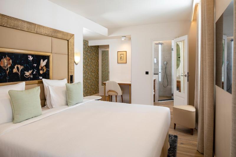 Executive Room with Courtyard View image 1