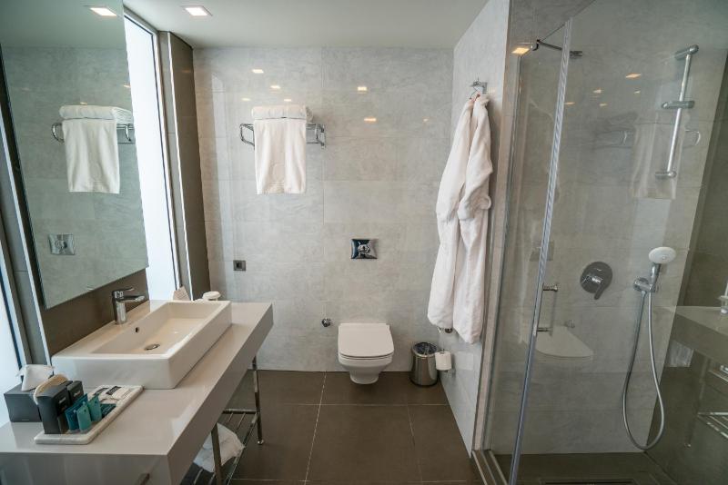 Deluxe King Room image 4