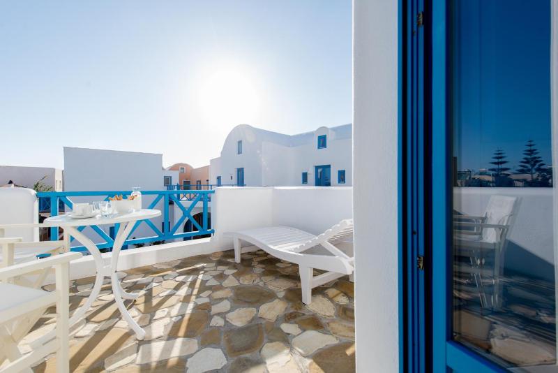 Studio Split Level with Pool View image 4