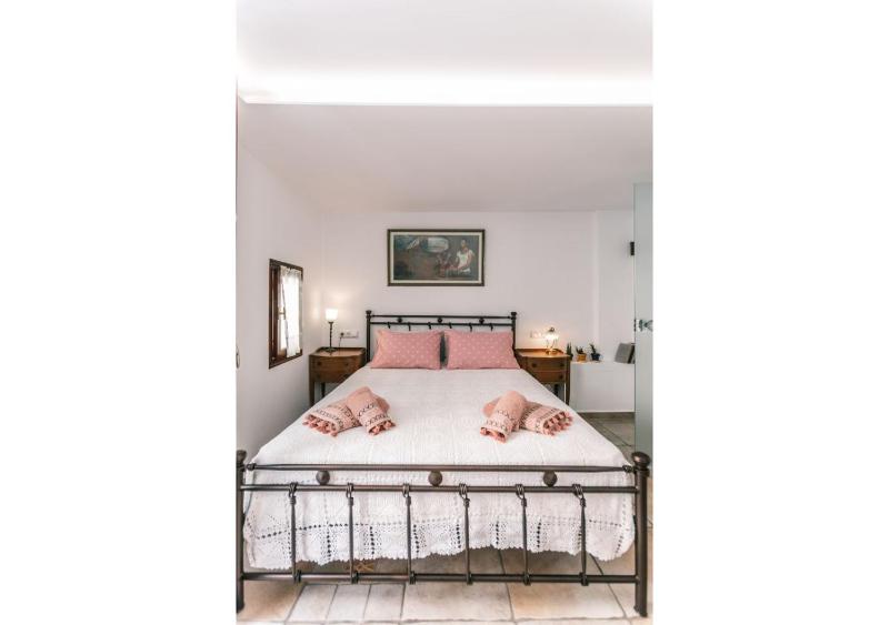 One-Bedroom Apartment image 4
