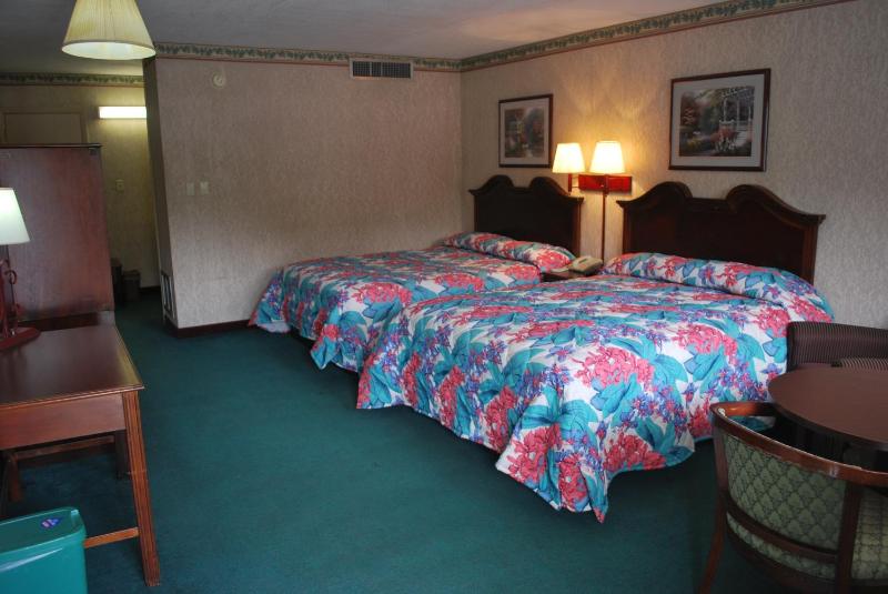 Deluxe Queen Room with Two Queen Beds - Non-Smoking image 1