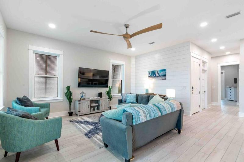 Six-Bedroom House image 2