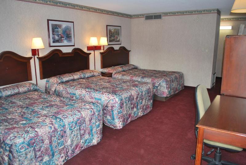 Deluxe Room with Three Double Beds image 2