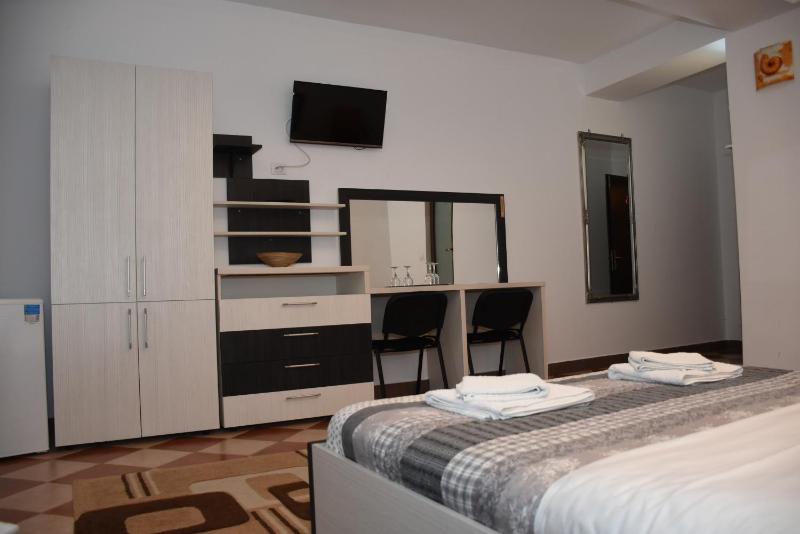 Standard Double Room image 3