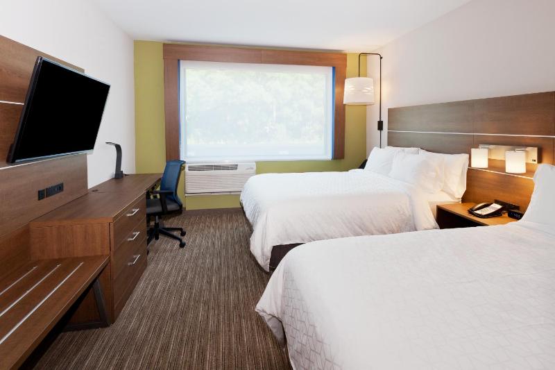 Standard Queen Room with Two Queen Beds image 4