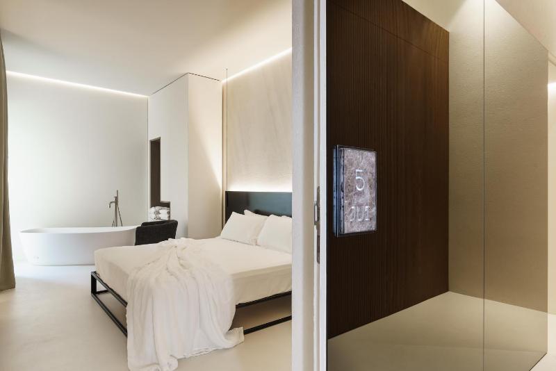 Deluxe Double Room with Bath image 1