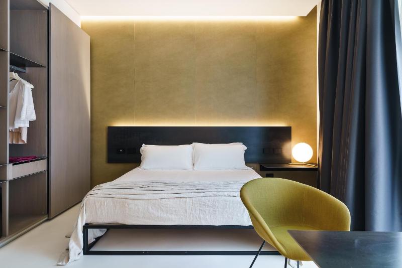 Deluxe King Room image 1