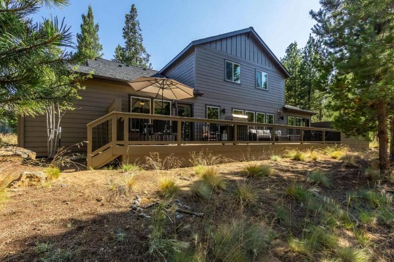 Six-Bedroom House image 2