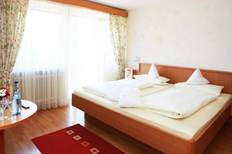 Triple Room with Balcony image 3