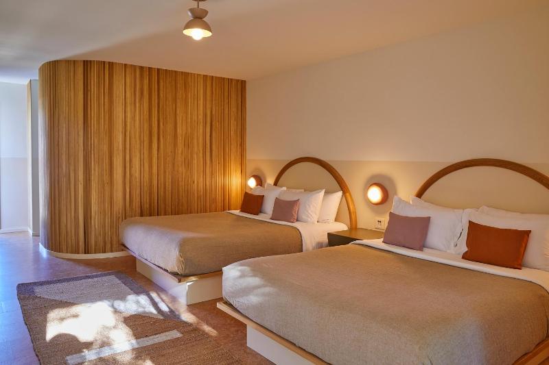 Deluxe Room - Two Queens image 3