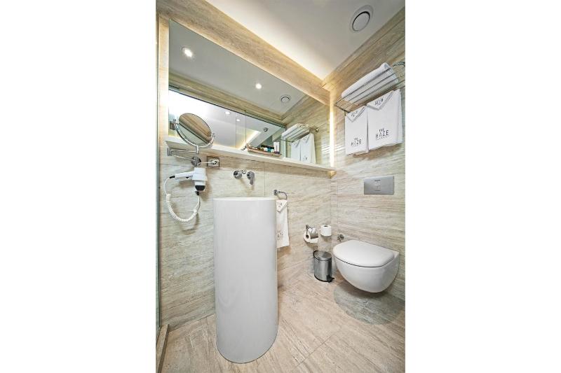 Deluxe Double or Twin Room image 4