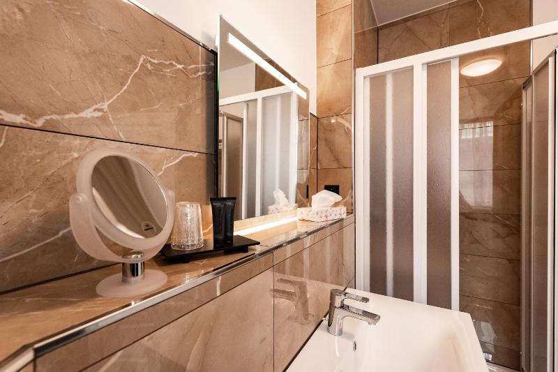 Deluxe King Room image 3