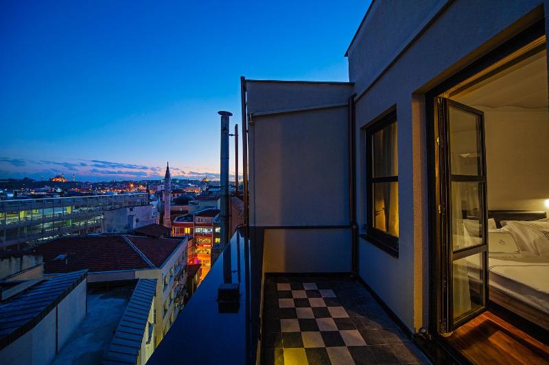 Penthouse Suite with Terrace image 4