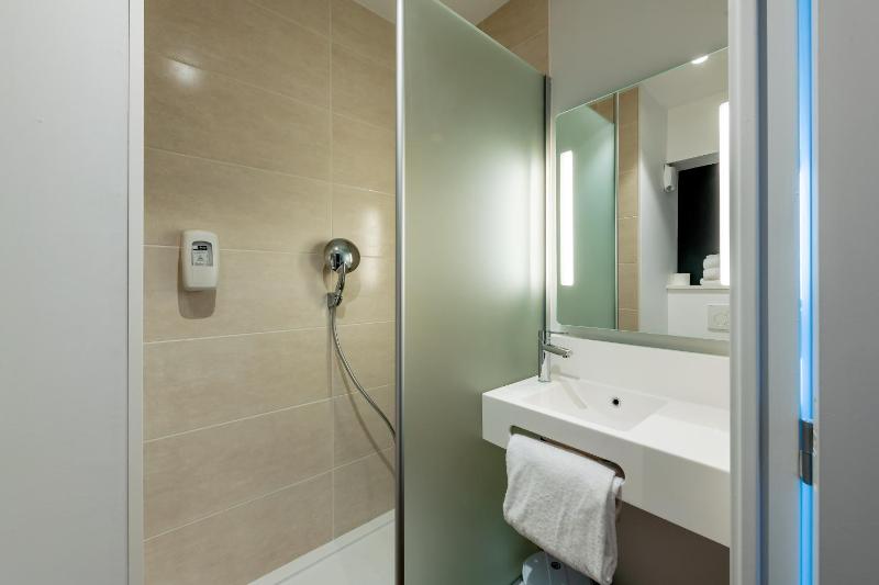Quadruple Room image 4
