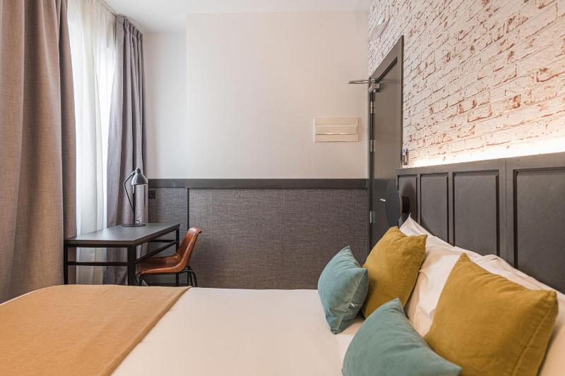 Double Room image 3