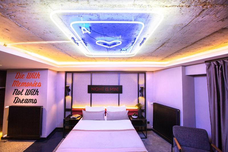 DARK ROOM WITH JAKUZI image 3