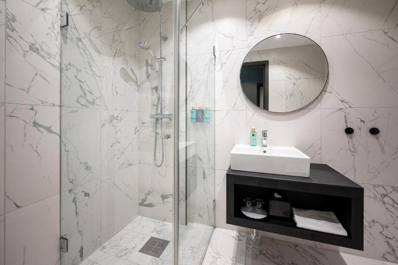 Junior Suite with Landmark View image 3